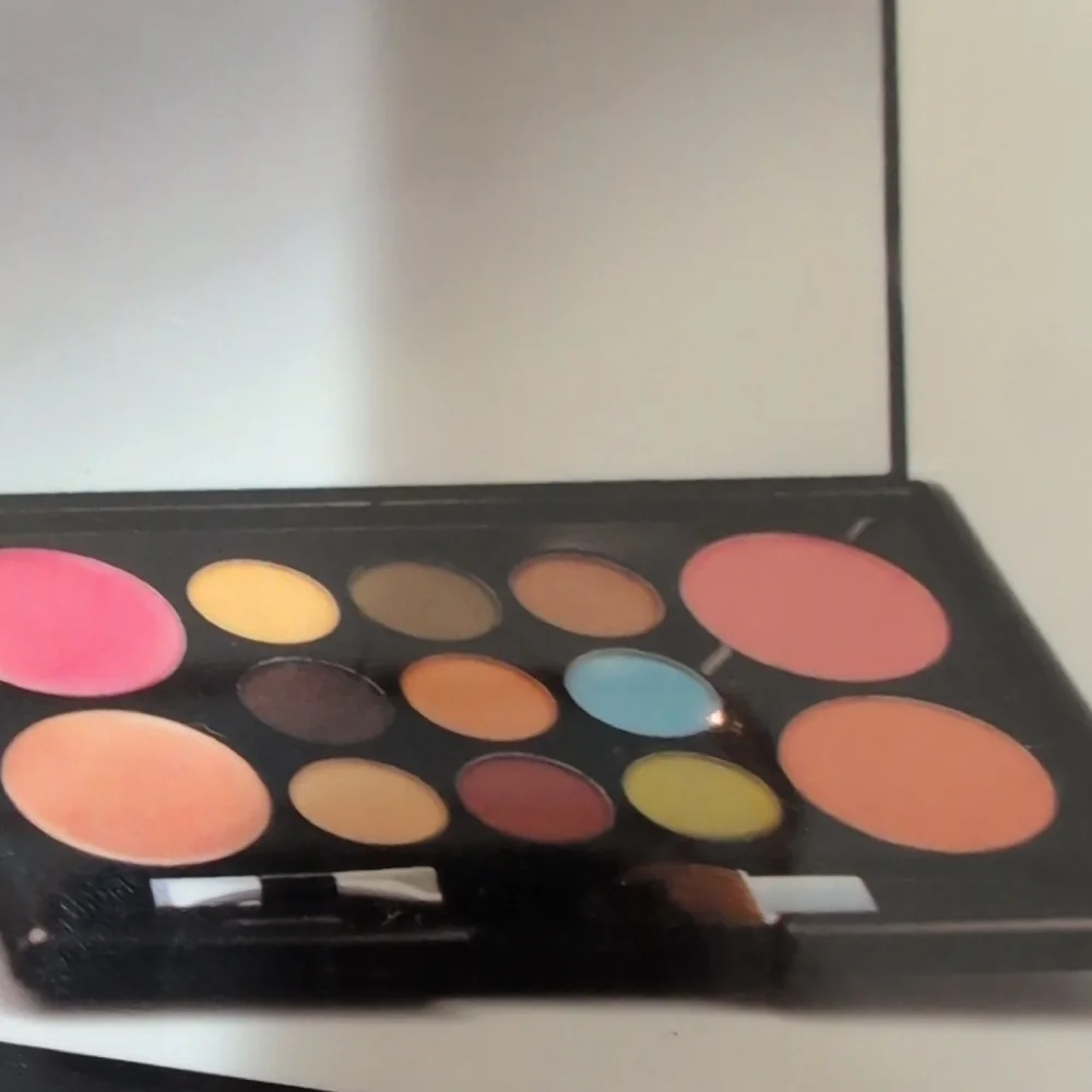 ME Makeover Essentials Face Color Kit - Black and Silver
